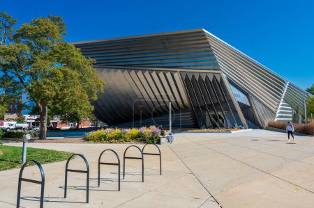 Foto de East Lansing MI - 18 de octubre de 2022: La arquitectura moderna de entrada del Eli and Edythe Broad Art Museum en la Universidad Estatal de Michigan en East Lansing abrió sus puertas en 2012 y fue diseñada por la arquitecta Zaha Hadid. - Imagen libre de derechos