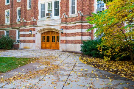 Téléchargez les photos : East Lansing MI - 18 octobre 2022 : Entrée au Giltner Hall sur le campus de l'Université d'État du Michigan. Photo de haute qualité - en image libre de droit