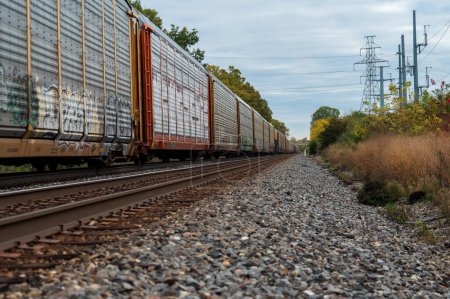 Foto de Tren de mercancías que viaja a través de la zona rural en el Medio Oeste. Foto de alta calidad - Imagen libre de derechos
