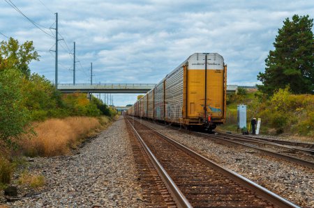 Foto de Dimondale MI-1 de octubre de 2022: Tren de carga que viaja a través de la zona rural en el Medio Oeste durante el otoño. Foto de alta calidad - Imagen libre de derechos