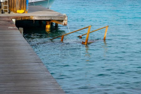 Foto de Escalera flotante dañada Los buzos SCUBA solían entrar al agua. Foto de alta calidad - Imagen libre de derechos
