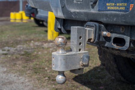 Montura de bola de 2 pulgadas ajustable en la parte posterior de un camión. Foto de alta calidad