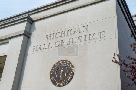 Téléchargez les photos : Lansing MI - 6 mai 2023 : Sceau de l'État du Michigan sur le Michigan Hall of Justice Building. Photo de haute qualité - en image libre de droit