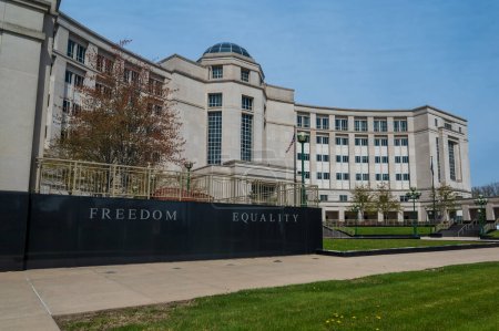 Téléchargez les photos : Lansing MI - 6 mai 2023 : Les mots Liberté et égalité sur la façade du Michigan Hall of Justice Building. Photo de haute qualité - en image libre de droit