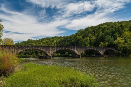 Téléchargez les photos : Le pont Gatliff dans le Cumberland State Park à Corbin Kentucky. Photo de haute qualité - en image libre de droit