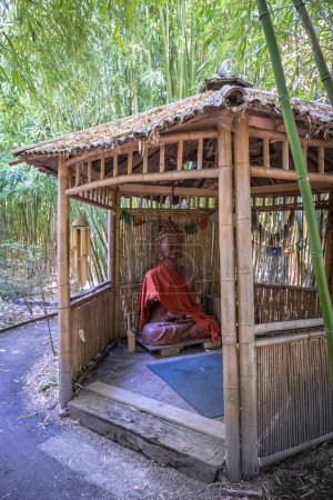 Foto de Gazebo de té hecho de bambúes en un bosque de bambú - Imagen libre de derechos