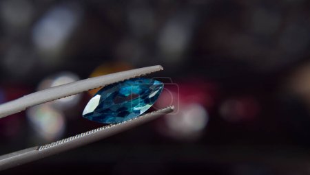Téléchargez les photos : Blue gems, blue sapphire, gems blue, gemstone, jewelry, abstract, space, white, isolated, spher - en image libre de droit