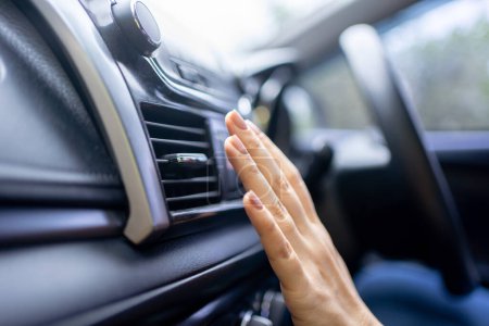 Téléchargez les photos : Gros plan sur la vérification des mains climatiseur de voiture, système de refroidissement de voiture. - en image libre de droit