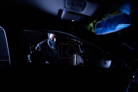Foto de Ladrón mirando a través de la ventana del coche. Concepto de robo de coches - Imagen libre de derechos