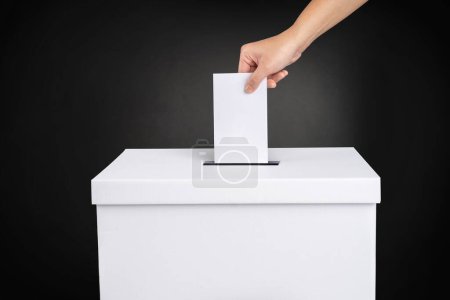 Stimmzettel ausfüllen und Stimmen in Wahlkabinen im Wahllokal abgeben. Das Konzept der freien demokratischen Wahlen.