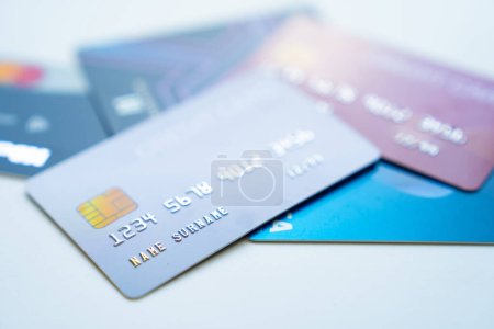Foto de Primer plano de muchas tarjetas de crédito. - Imagen libre de derechos