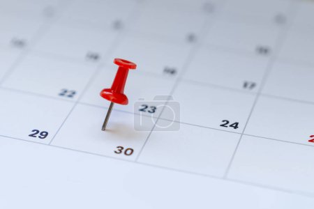 Téléchargez les photos : Épinglette rouge sur le calendrier 30e jour du mois. - en image libre de droit