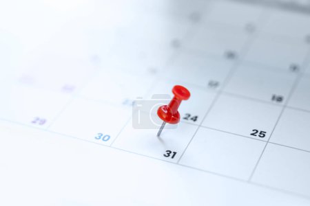 Foto de Pin rojo en el calendario 31 día del mes - Imagen libre de derechos