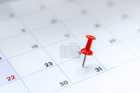 Foto de Pin rojo de empuje en el calendario 31 día del mes, víspera del año nuevo - Imagen libre de derechos