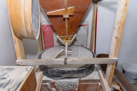 Foto de Un viejo molino de harina. Interior de un molino de harina. Amoladora de grano primitiva en una aldea. - Imagen libre de derechos