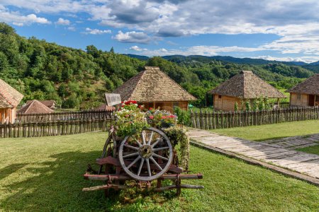 Téléchargez les photos : Trsic, Serbie - 10 juillet 2022 : Le village ethnique Azbuka. Conçu pour récompenser ses invités avec la possibilité de communier avec la nature. - en image libre de droit