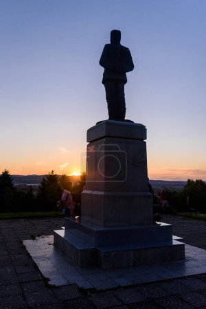 Foto de Loznica, Serbia - 11 de julio de 2022: Monumento a Stepa Stepanovic (1856-1929) en Loznica, Serbia. Fue un comandante militar serbio que luchó en la Primera y Segunda Guerra de los Balcanes y la Primera Guerra Mundial.. - Imagen libre de derechos