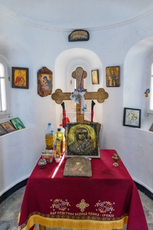 Foto de Macedonia del Norte - 16 de agosto de 2022: El interior de la capilla ortodoxa San Pedro construida en Serbia en la cima de Kajmakcalan. - Imagen libre de derechos