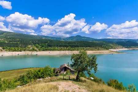 Foto de Increíble vista del curvo y serpenteante lago Zavoj en la Montaña Vieja, Serbia. Lago Zavojsko cerca de Pirot - Imagen libre de derechos