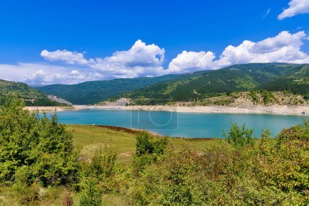 Foto de Increíble vista del curvo y serpenteante lago Zavoj en la Montaña Vieja, Serbia. Lago Zavojsko cerca de Pirot - Imagen libre de derechos