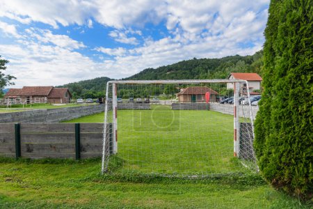 Téléchargez les photos : Petit terrain de football avec deux petits buts en plein air sur l'herbe verte - en image libre de droit