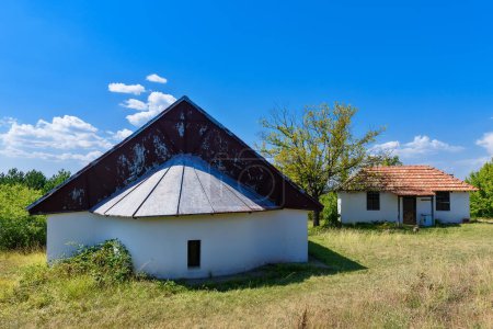 Téléchargez les photos : Ancienne maison traditionnelle serbe. Maisons abandonnées en Serbie utilisées par les gens pour montrer comment ils vivaient autrefois, surtout au XIXe siècle - en image libre de droit