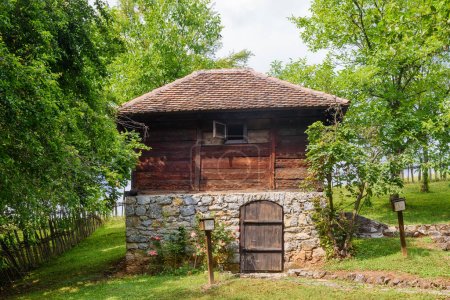 Téléchargez les photos : Ancienne maison traditionnelle serbe. Maisons abandonnées en Serbie utilisées par les gens pour montrer comment ils vivaient autrefois, surtout au XIXe siècle
. - en image libre de droit