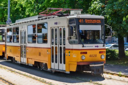 Foto de Budapest, Hungría - 04 de julio de 2022: Tranvía en Budapest. La red de tranvías de Budapest forma parte del sistema de transporte público de Budapest, la capital de Hungría. - Imagen libre de derechos