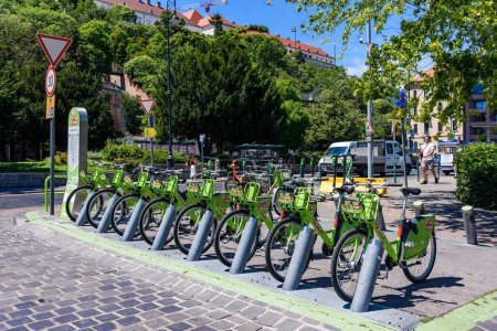 Foto de Budapest, Hungría - 04 de julio de 2022: BuBi Moll alquila una estación de bicicletas en Budapest. Compartir bicicletas en Budapest. - Imagen libre de derechos