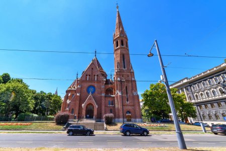 Téléchargez les photos : Budapest, Hungary - July 04, 2022: Szilagyi Dezso Square Reformed Church - en image libre de droit