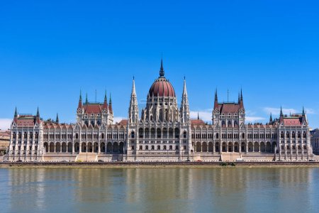 Téléchargez les photos : Budapest, Hungary - July 04, 2022: View of Hungarian Parliament Building, Royal Palace and Danube river. - en image libre de droit