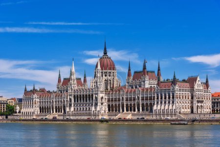 Foto de Budapest, Hungría - 04 de julio de 2022: Vista del edificio del Parlamento húngaro, el Palacio Real y el río Danubio. - Imagen libre de derechos