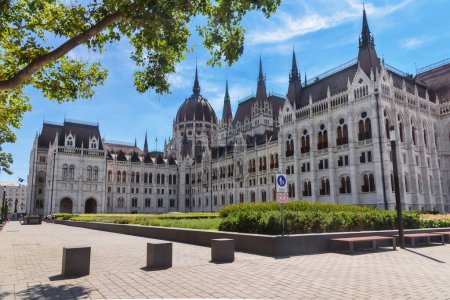 Téléchargez les photos : Budapest, Hongrie - 04 juillet 2022 : Vue du Parlement hongrois à Budapest, - en image libre de droit
