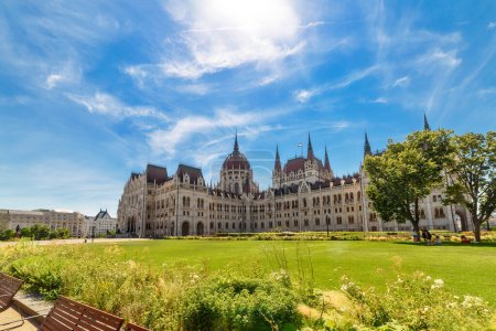 Foto de Budapest, Hungría - 04 de julio de 2022: Vista del edificio del Parlamento húngaro en Budapest, - Imagen libre de derechos