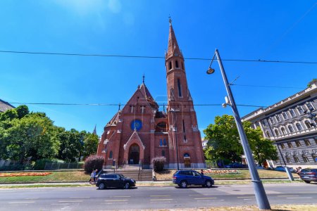 Téléchargez les photos : Budapest, Hungary - July 04, 2022: Szilagyi Dezso Square Reformed Church - en image libre de droit