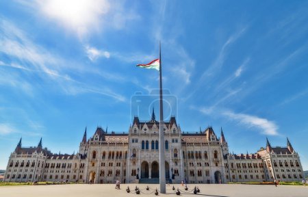 Foto de Budapest, Hungary - July 04, 2022: View of Hungarian Parliament Building in Budapest - Imagen libre de derechos
