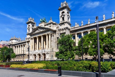 Téléchargez les photos : Budapest, Hongrie - 04 juillet 2022 : En face du Parlement, le Palais de justice est l'un des plus beaux bâtiments de la place Kossuth. - en image libre de droit