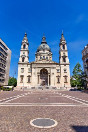 Téléchargez les photos : Budapest, Hungary - July 04, 2022: St. Stephen's Basilica is a Roman Catholic basilica in Budapest, Hungary. It is named in honour of Stephen, the first King of Hungary - en image libre de droit