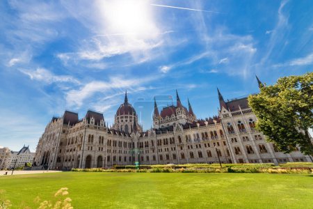 Téléchargez les photos : Budapest, Hongrie - 04 juillet 2022 : Vue du Parlement hongrois à Budapest - en image libre de droit