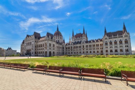 Téléchargez les photos : Budapest, Hungary - July 04, 2022: View of Hungarian Parliament Building in Budapest - en image libre de droit