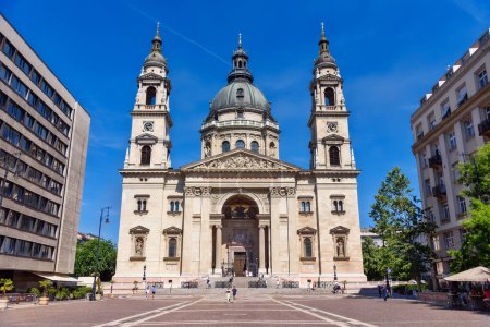 Téléchargez les photos : Budapest, Hongrie - 04 juillet 2022 : La basilique Saint-Étienne est une basilique catholique romaine de Budapest, en Hongrie. Il est nommé en l'honneur d'Étienne, premier roi de Hongrie - en image libre de droit