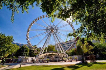Foto de Budapest, Hungary - July 04, 2022: Budapest Eye (ferris wheel) at Erzsebet Square. Luminous Ferris wheel in city. - Imagen libre de derechos