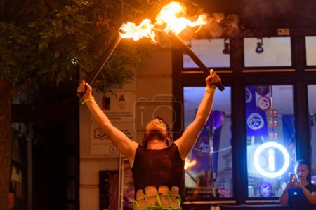 Téléchargez les photos : Loznica, Serbie - 11 juillet 2023 : Interprète jouant avec le feu. Artistes de rue à Loznica, Serbie. - en image libre de droit