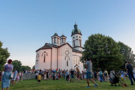 Foto de Loznica, Serbia - 11 de julio de 2023: Iglesia de la Sábana Santa de la Madre (Serbio: Crkva Pokrova Presvete Bogorodice) en Loznica. - Imagen libre de derechos