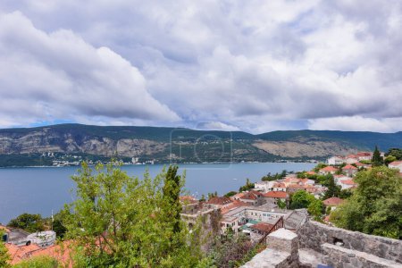 Foto de Herceg Novi, Montenegro - 06 de agosto de 2023: Kanli Kula fortaleza con vistas al mar en Herceg-Novi, Montenegro - Imagen libre de derechos