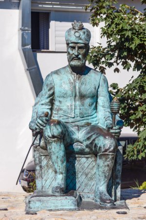 Téléchargez les photos : Visegrad, République de Srpska, Bosnie-Herzégovine - 13 août 2023 : Monument Mehmed-pasha Sokolovic en route vers Andricgrad, Bosnie-Herzégovine. - en image libre de droit