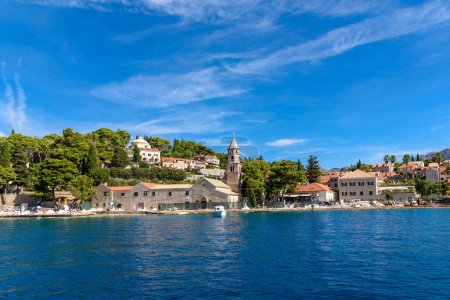 Téléchargez les photos : Cavtat, Croatie - 11 août 2023 : Cavtat (Croatie) est une destination touristique populaire avec de nombreux hôtels et restaurants. Belle ville Cavtat dans le sud de la Dalmatie - en image libre de droit
