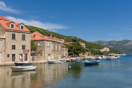 Foto de Sudjuradj, Croacia - 09 de agosto de 2023: Pueblo de Sudjuradj, isla de Sipan, cerca de Dubrovnik, Mar Adriático, Croacia - Imagen libre de derechos