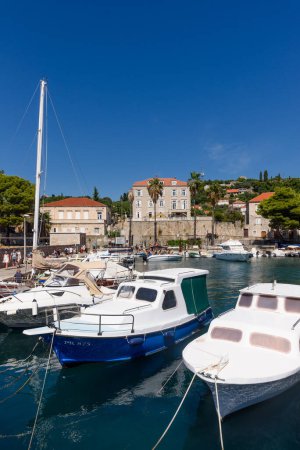 Téléchargez les photos : Lopud, Croatie - 09 août 2023 : Village de l'île de Lopud, Croatie. Les îles Elaphiti est un petit archipel composé de plusieurs îles s'étendant au nord-ouest de Dubrovnik - en image libre de droit