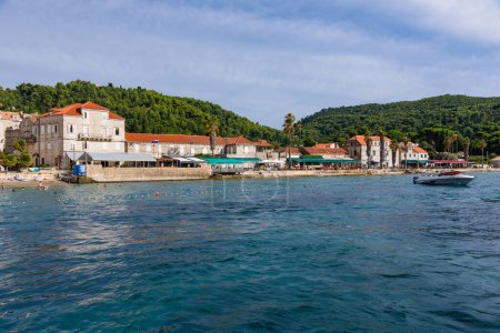 Foto de Lopud, Croacia - 09 de agosto de 2023: Village in Lopud island, Croacia. Las islas Elaphiti es un pequeño archipiélago formado por varias islas que se extienden al noroeste de Dubrovnik. - Imagen libre de derechos